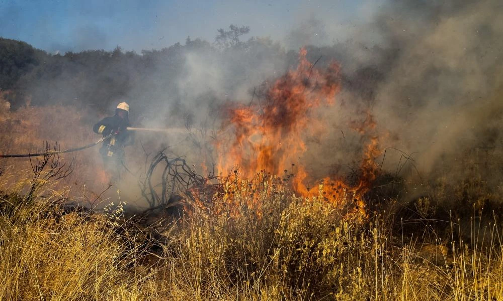 Πέλλα: Μαίνεται η φωτιά, ενισχύονται οι δυνάμεις – Έξι εναέρια επιχειρούν (βίντεο)